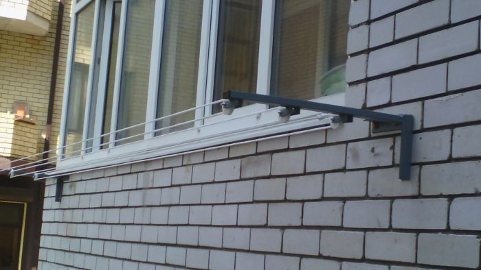 Веревки для белья за балконом